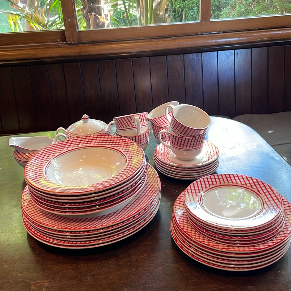 Ralph Lauren Wedgwood Homestead six 5-pc place settings.